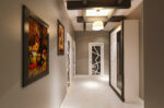 couloir-avec-cadres-en-deco