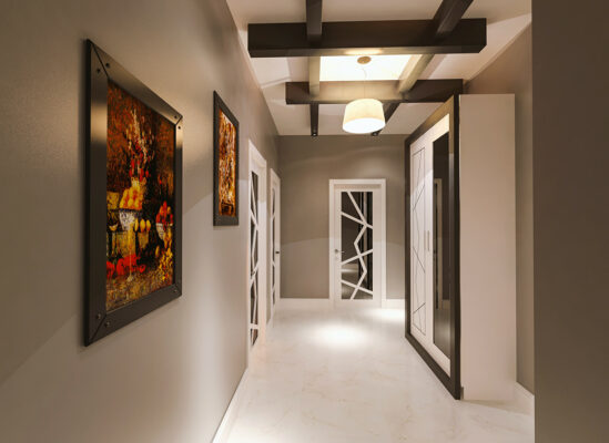 couloir avec cadres en deco