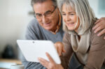 couple-senior-avec-une-tablette
