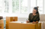 femme-et-cartons-de-demenagement