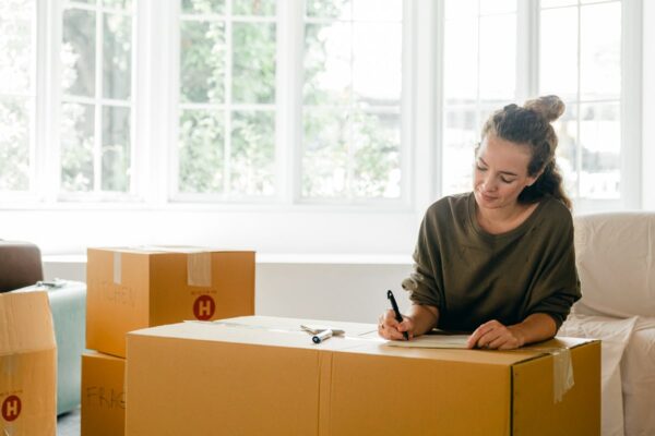femme et cartons de demenagement