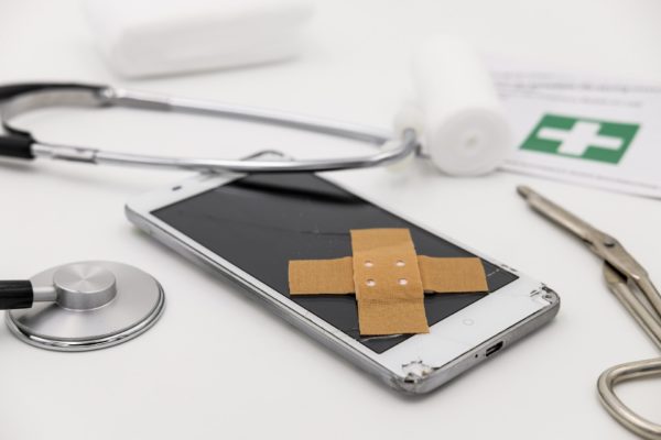smartphone avec des pansements et du matériel médical