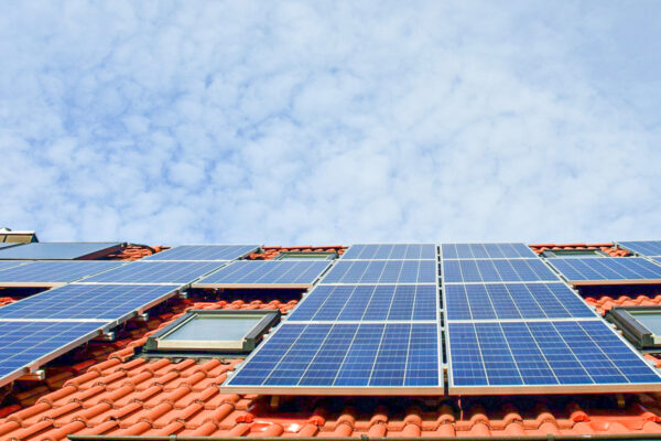 installation de panneaux solaires sur le toit