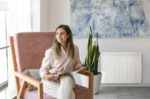 jeune-femme-salon-radiateur-a-inertie-aterno