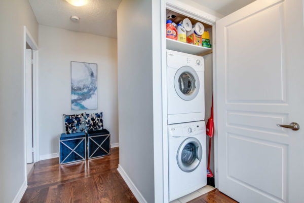 Amenager sa buanderie - lave linge et seche linge dans un placard