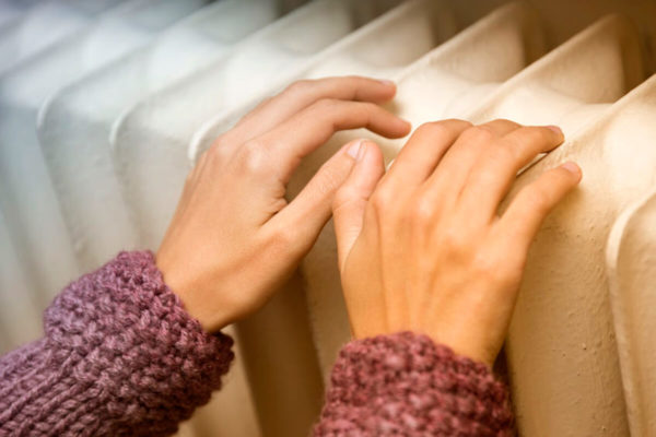 mains sur un radiateur chaud