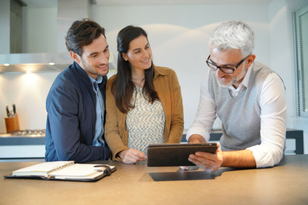 professionnel realisant devis pour une installation de chauffage electrique