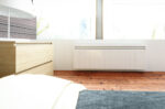 radiateur-electrique-plinthe-a-inertie-dans-chambre