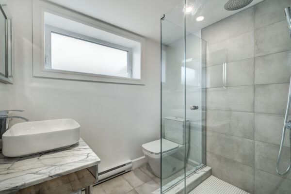 salle de bain au sous-sol
