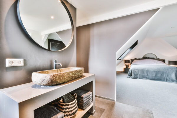 salle de bain dans une chambre parentale sous les combles