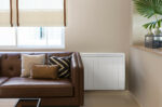 salon-avec-canape-et-radiateur-a-inertie-aterno