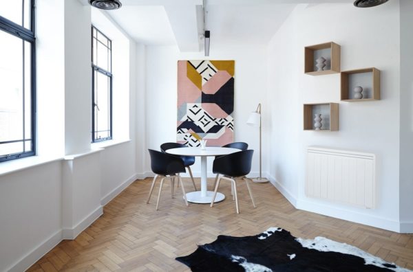 salon en L avec un radiateur electrique a inertie aterno