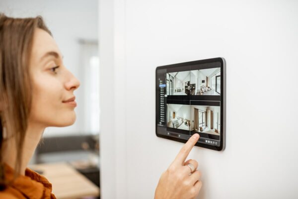 securite maison femme tablette videosurveillance