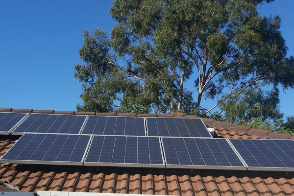 toit avec installation panneaux photovoltaiques