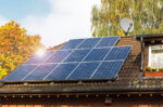 toiture-de-maison-avec-des-panneaux-photovoltaiques