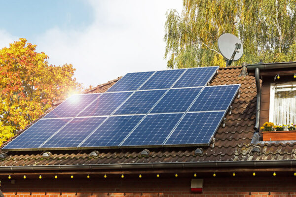 toiture de maison avec des panneaux photovoltaiques