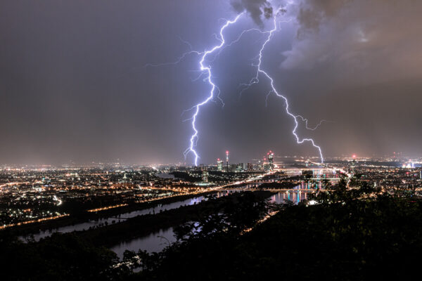 ville avec eclair orage